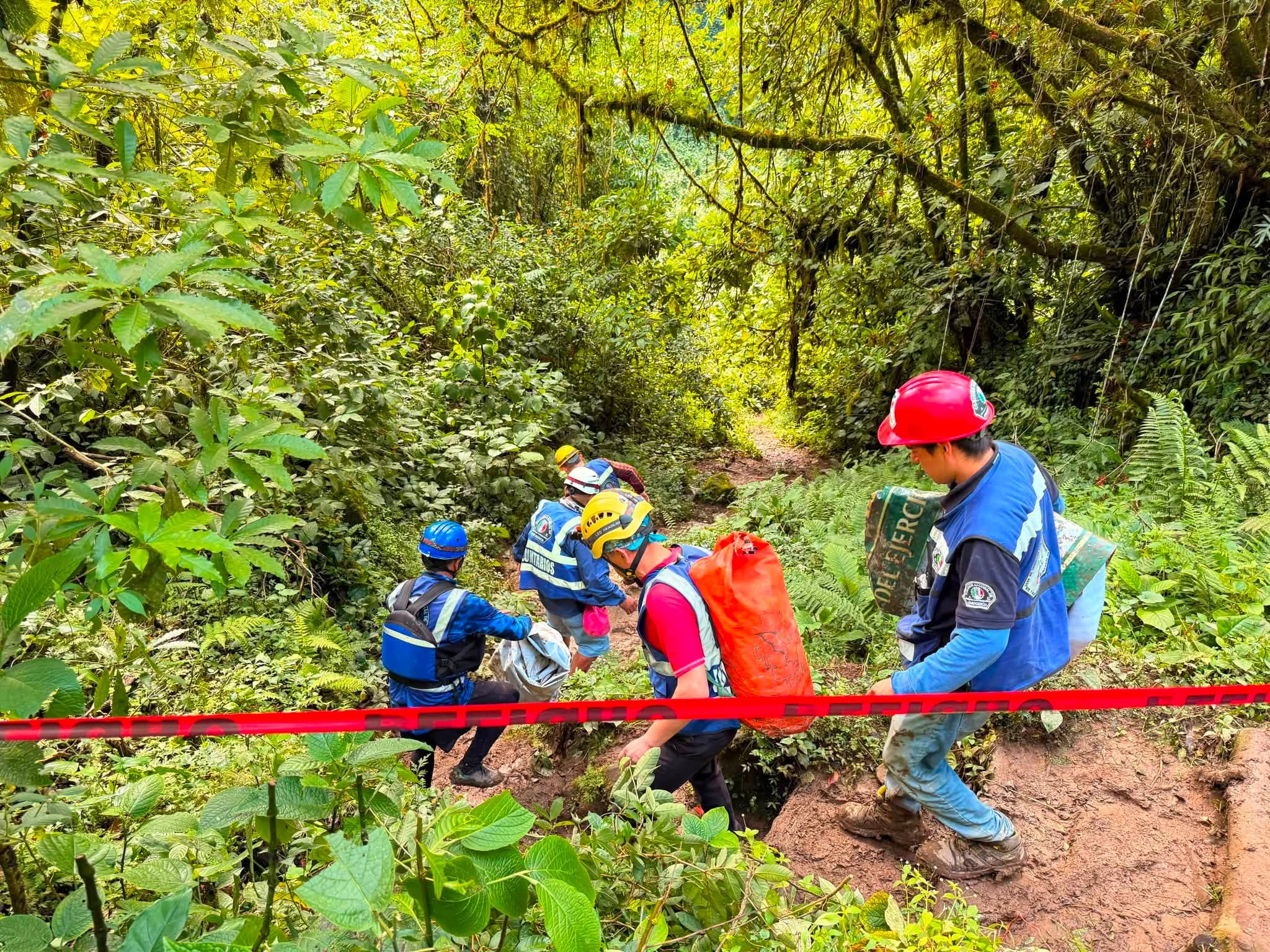 Sin fecha para rescatar los cuerpos de la familia atrapada en gruta de Cuetzalan; lluvias frenan operativo: PC