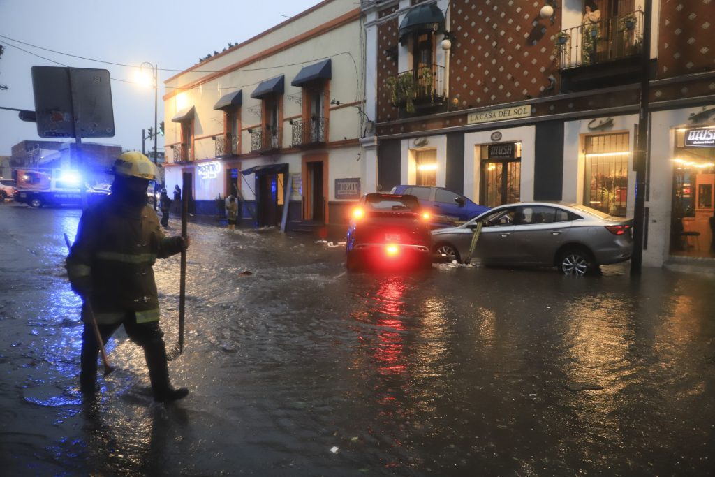 Pepe Chedraui anuncia bolsa de 2.8 mdp junto al estado para damnificados por lluvias en Puebla