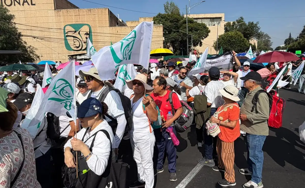 Trabajadores del IMSS rechazan aumento salarial de 2.9% y mantienen plantón en Reforma