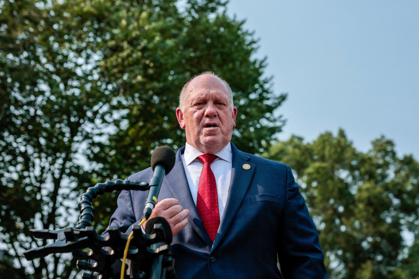 Tom Homan afirma que migrantes muertos por ICE "estarían vivos" si hubieran obedecido a los agentes