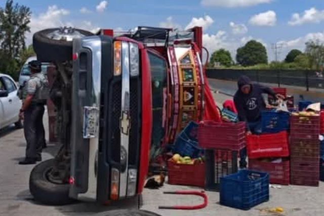 Presunto intento de asalto provoca volcadura en la autopista Puebla-Orizaba; hay dos lesionados