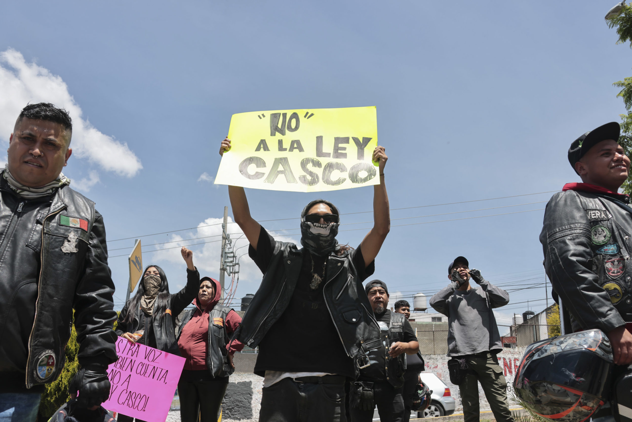 Caos con la "Ley Casco"; fallas y falta de información desatan protestas de motociclistas en Puebla