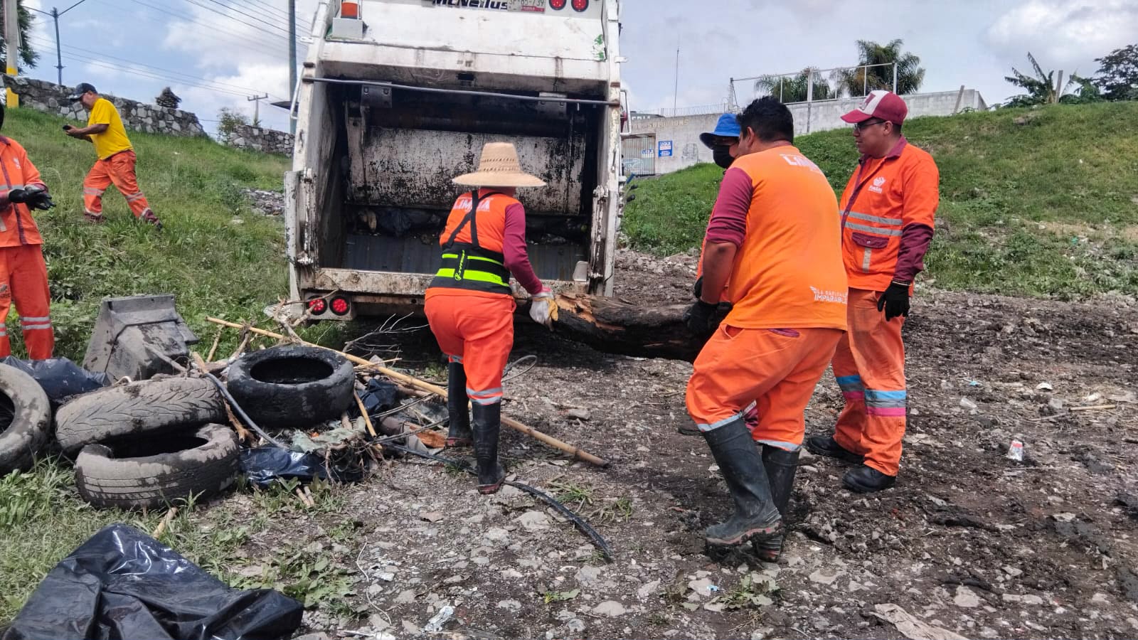 Limpieza a contrarreloj: desazolvan el vaso regulador Puente Negro ante amenaza de tormentas