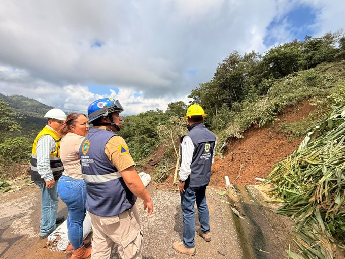 Deslaves y socavón de 50 metros aíslan a dos municipios de la Sierra Norte de Puebla