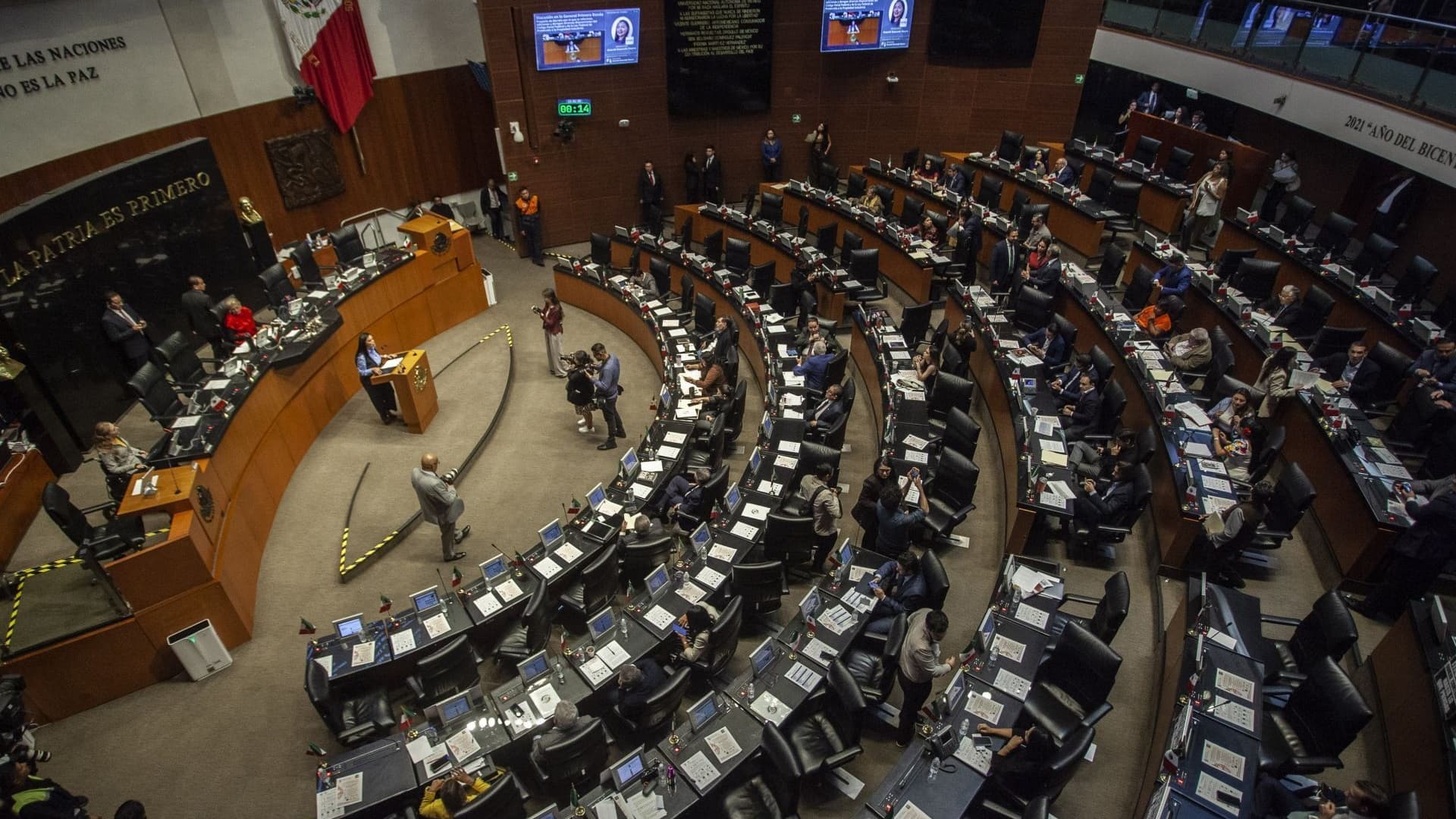 Senado avala regular celulares en escuelas; así aplicaría la prohibición por nivel educativo