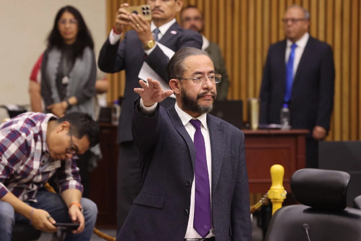 Hugo Eric Flores, líder de PAZ, analiza romper con Morena, pero seguirá por ahora en su bancada