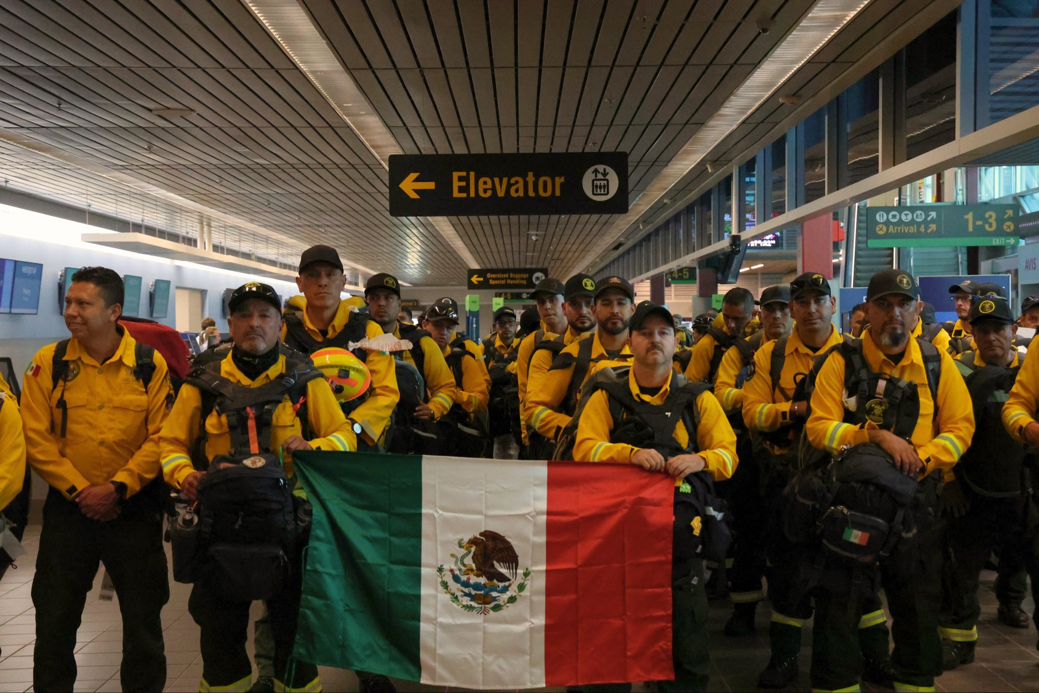 Agradece el primer ministro de Ontario a Claudia Sheinbaum por el envío de 100 bomberos mexicanos para combatir los incendios