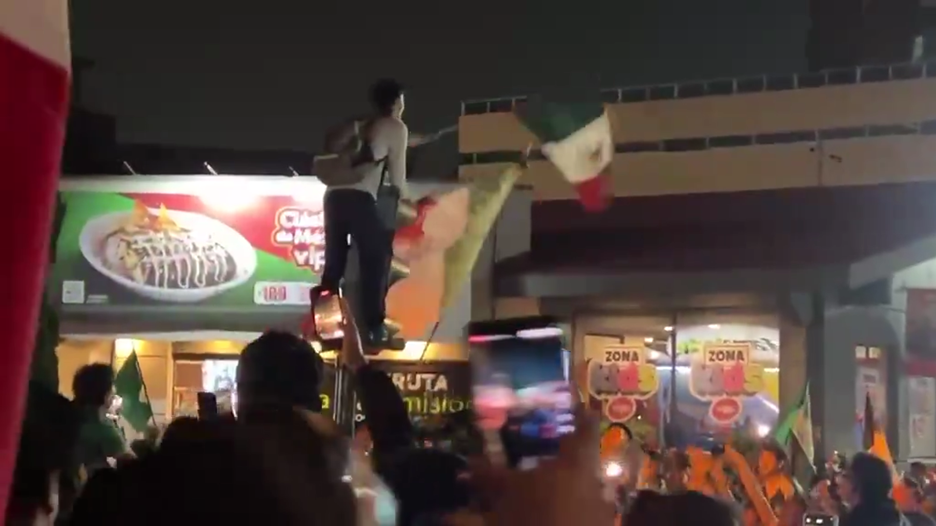 Aficionados destrozan semáforos y burlan seguridad en la Avenida Juárez tras triunfo del Tri