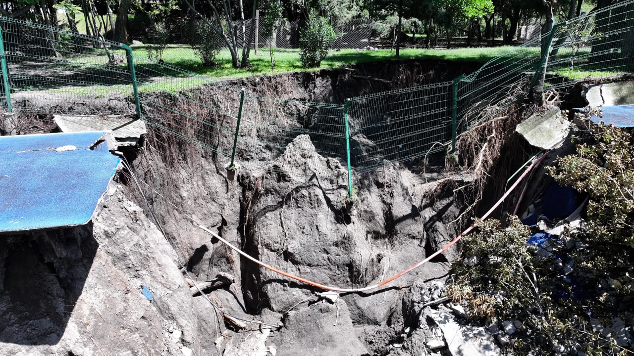 Se la tragó la lluvia; repararán megasocavón de 12 metros en la ciclopista del Parque Metropolitano