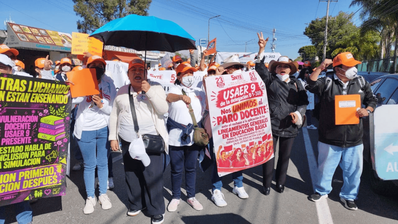 Maestros de las secciones 23 y 51 del SNTE marchan a la SEP de Puebla contra nuevos lineamientos de Educación Especial