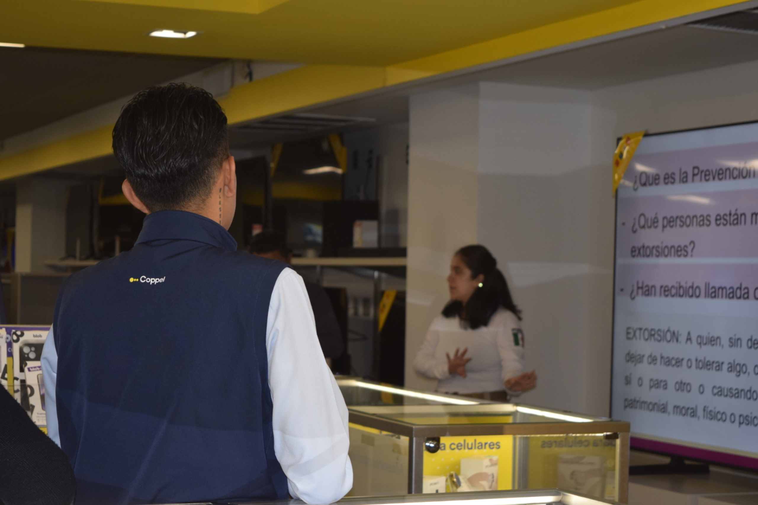 SSC de San Pedro Cholula capacita a trabajadores de tiendas para prevenir extorsiones