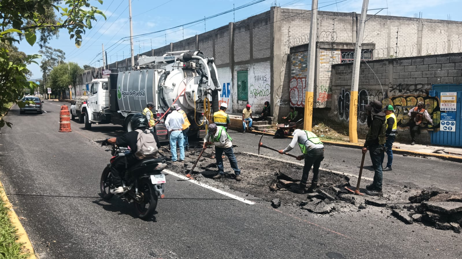 Agua de Puebla dobla las manos: Revisa daños en la Diagonal tras denuncia del Gobierno por destrozar calles