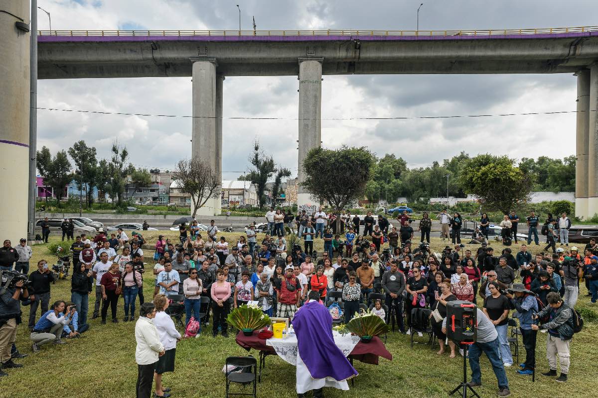 Familiares y amigos rinden homenaje a víctimas de volcadura de pipa en La Concordia