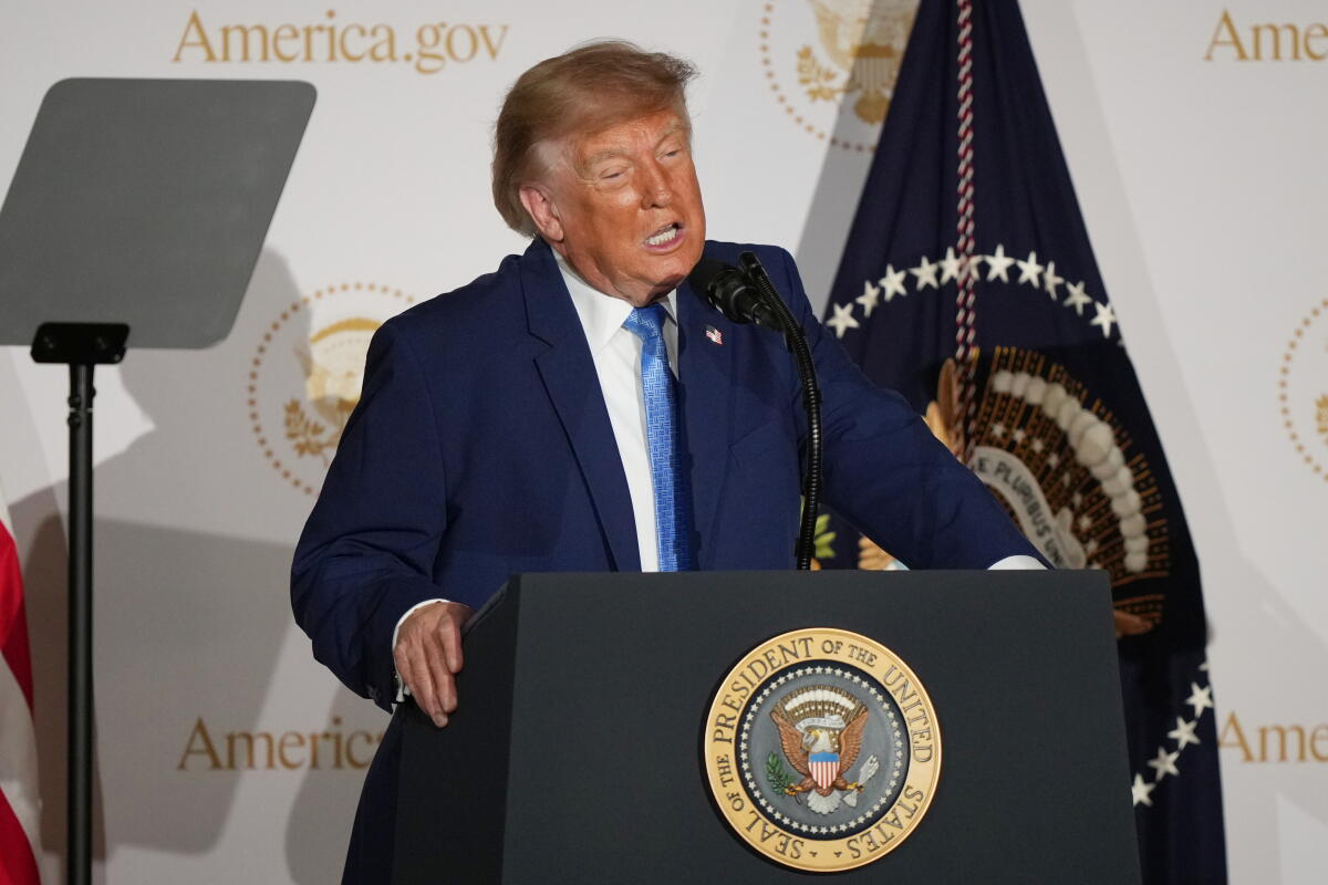 Trump defiende política migratoria pese a caída de apoyo entre votantes latinos