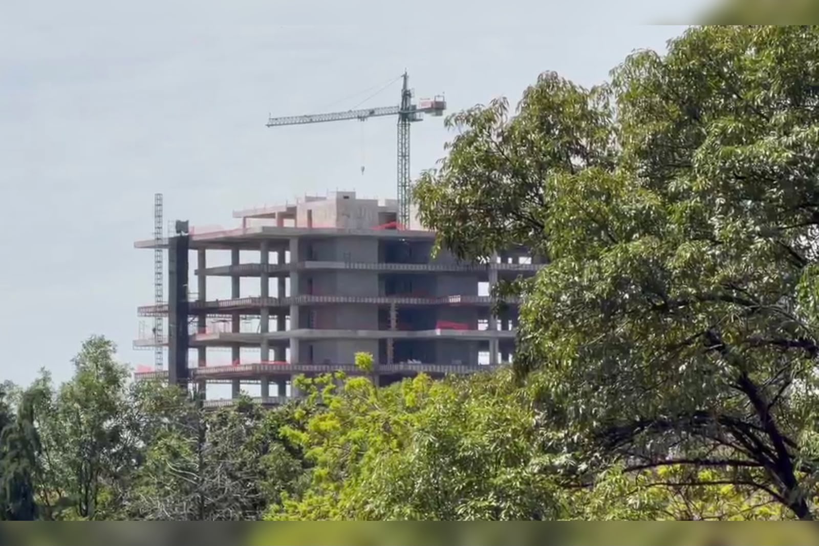 Localizan sin vida a una mujer dentro de un edificio en construcción en La Vista Country Club
