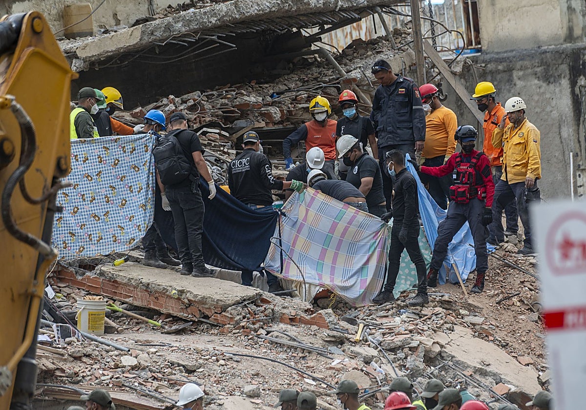 Terremotos en Venezuela dejan 2,295 muertos; gobierno decreta siete días de duelo nacional