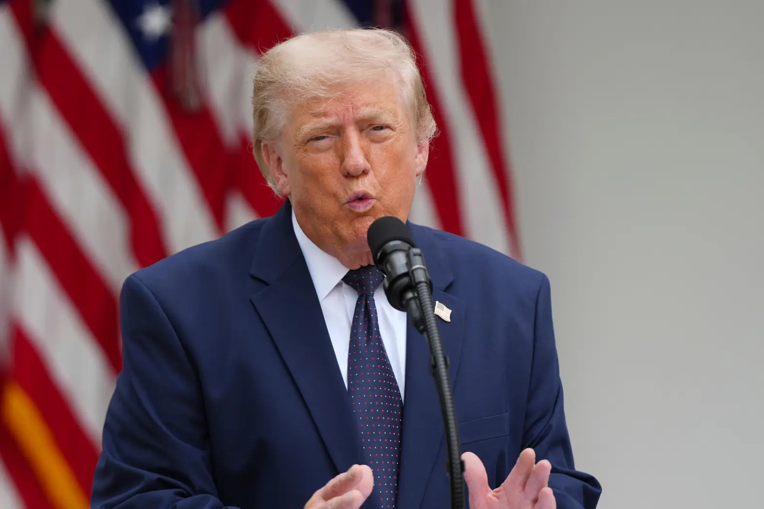 Trump anuncia bloqueo naval contra Irán y propone cobrar 20% por el uso del estrecho de Ormuz