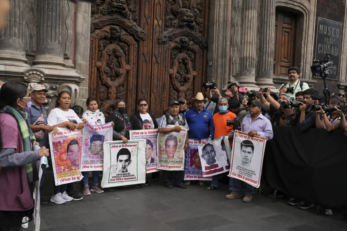 Padres de los 43 de Ayotzinapa exigen regreso del GIEI y entrega de archivos militares
