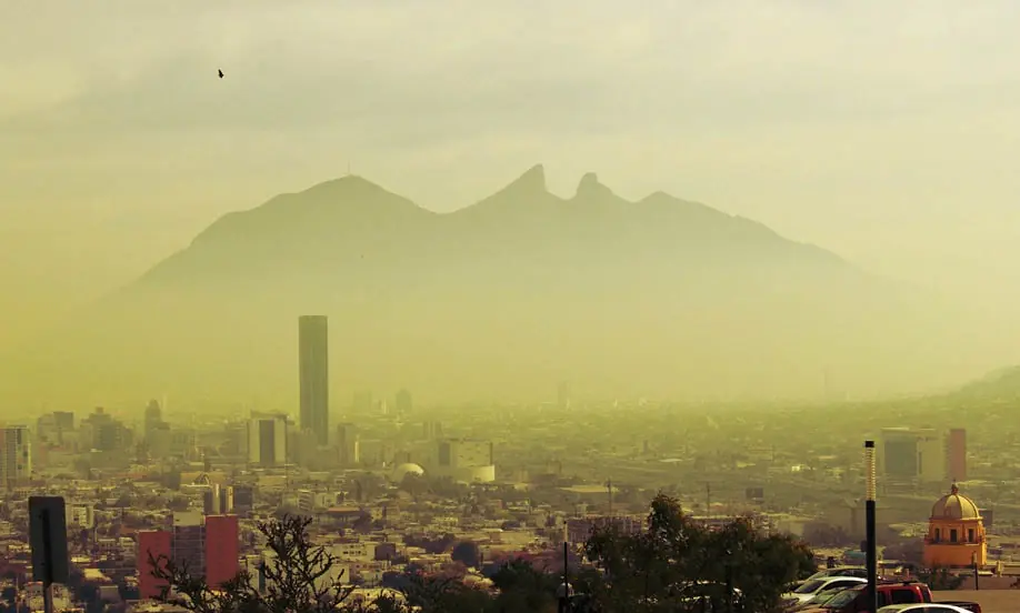 Malos olores en Monterrey movilizan a Semarnat, ASEA y Pemex para inspeccionar la refinería de Cadereyta