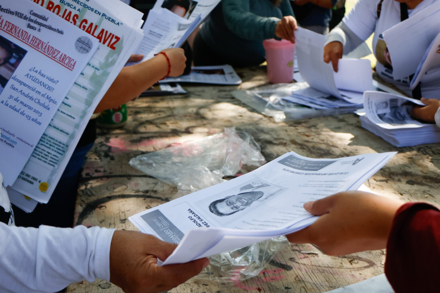Se manifiestan familiares de desaparecidos frente a la FGE de Puebla; acusan rezago en carpetas