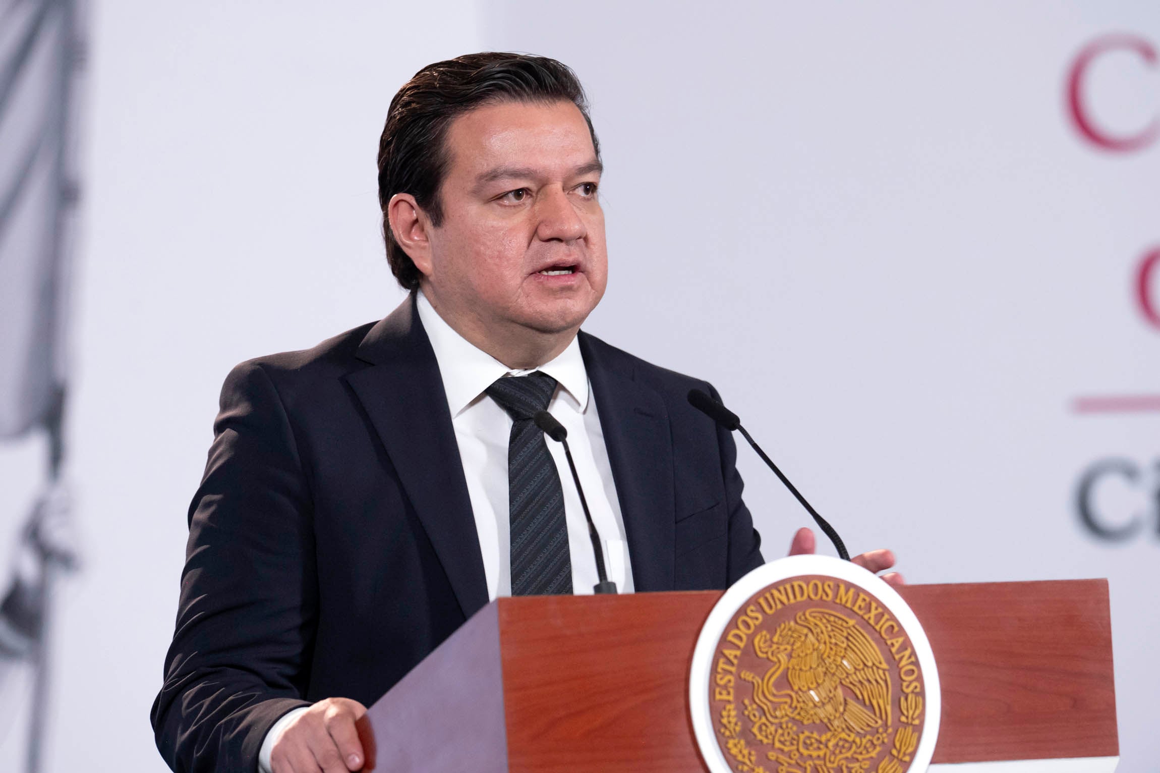 Pemex reduce su deuda en más de 20 mil millones de dólares, informa su director