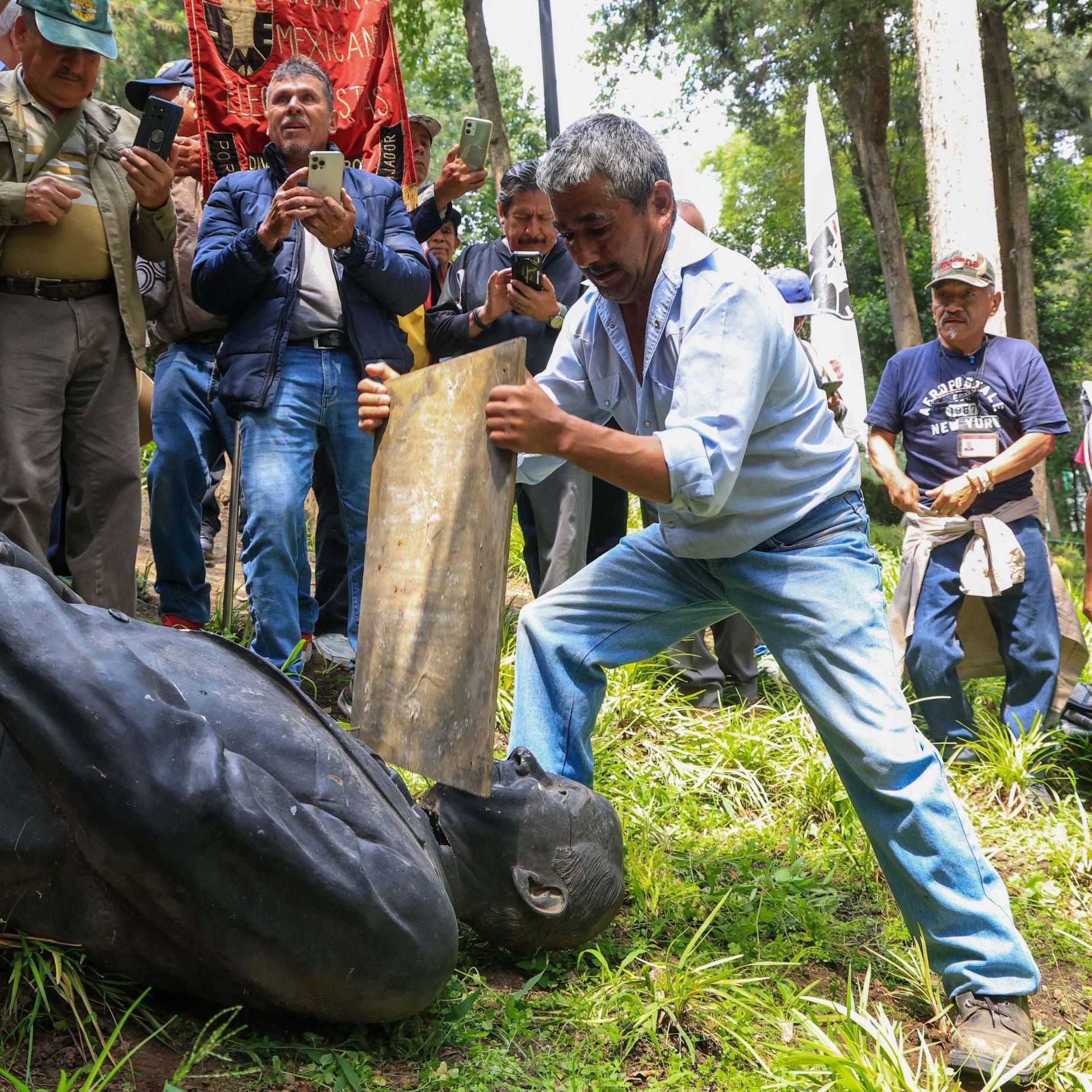 Electrivistas vandalizan y decapitan estatua de Felipe Calderón en Los Pinos