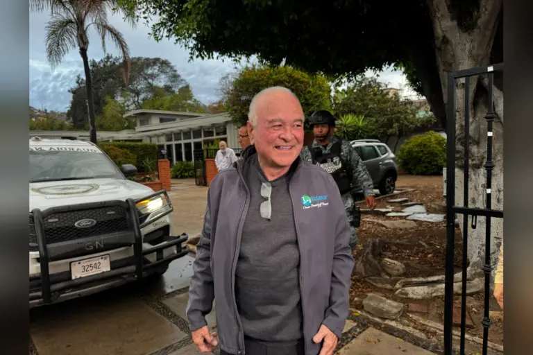 Ernesto Ruffo regresa a su casa en Ensenada tras salir del Altiplano