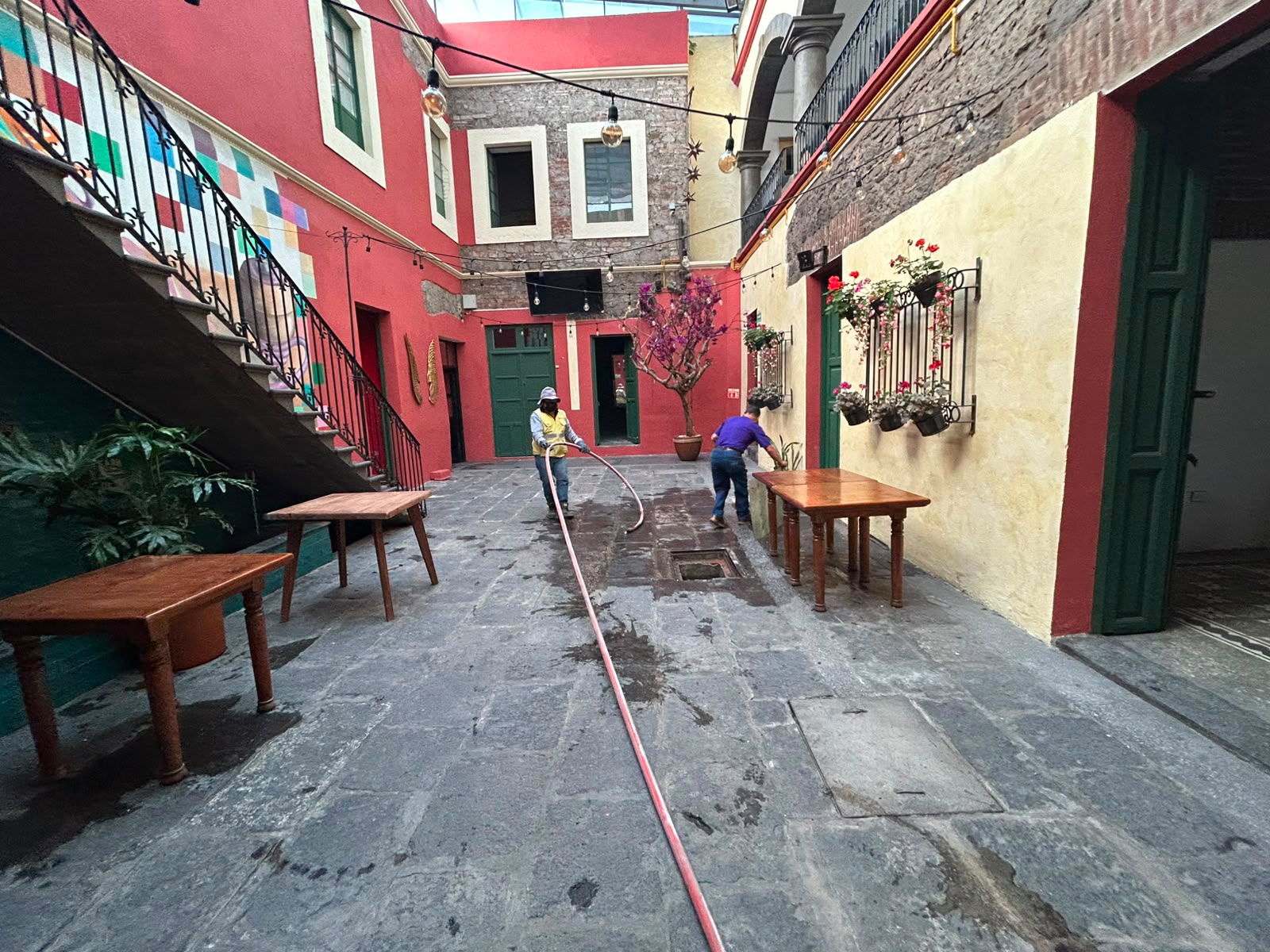 Gobierno de Puebla continúa limpieza y desazolve en viviendas y comercios afectados por las lluvias