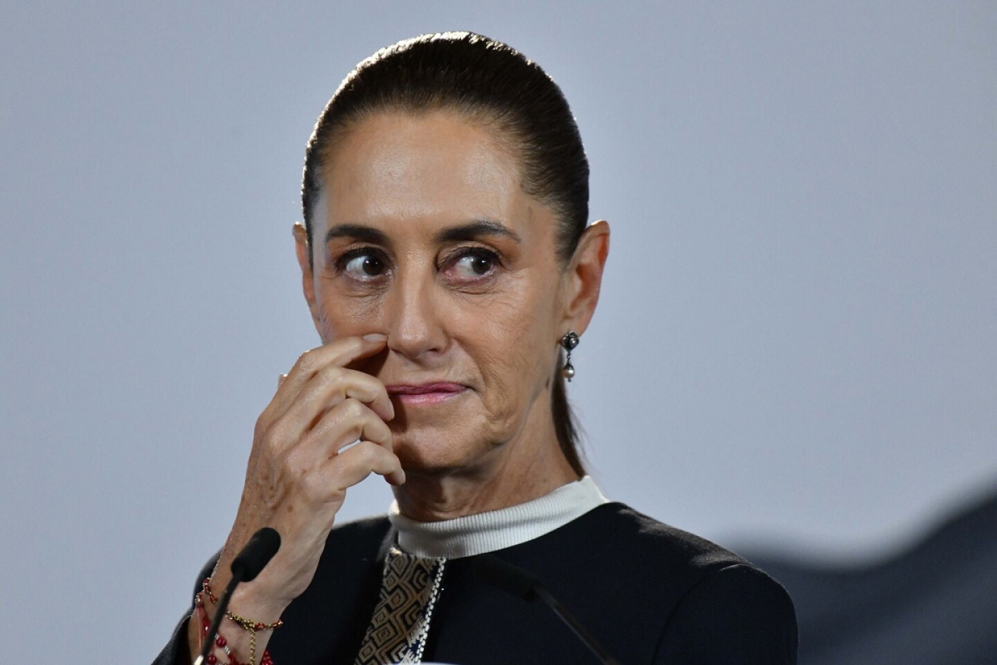 SRE niega acceso especial a senadores al Salón de Protocolo del AICM; Sheinbaum critica privilegios