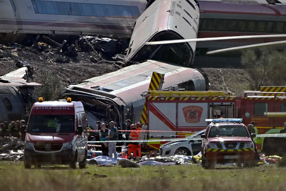 España mantiene en 69 la cifra de muertos por choque de trenes; CIAF rectifica reporte de 74 víctimas